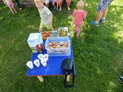 Společné odpoledne rodičů a dětí - natírání popelnic